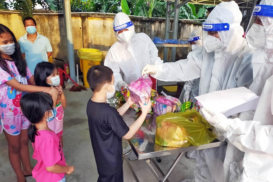Trao quà trung thu tặng các bé tại khu cách ly tập trung Trường Cao đẳng Kỹ thuật Đồng Nai.